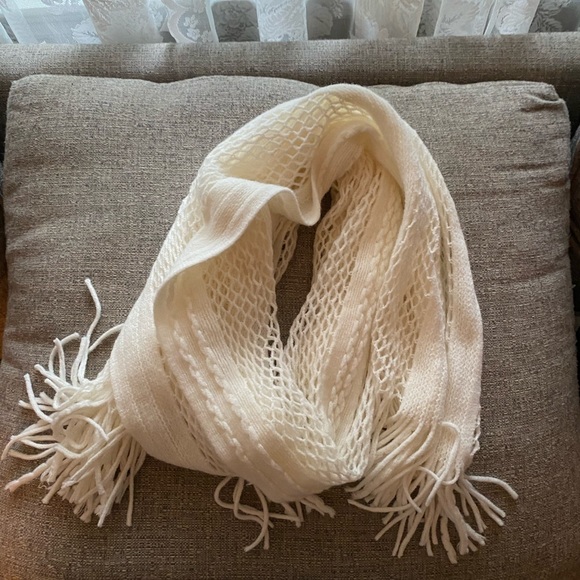 Charlotte Russe White winter scarf - Picture 4 of 6